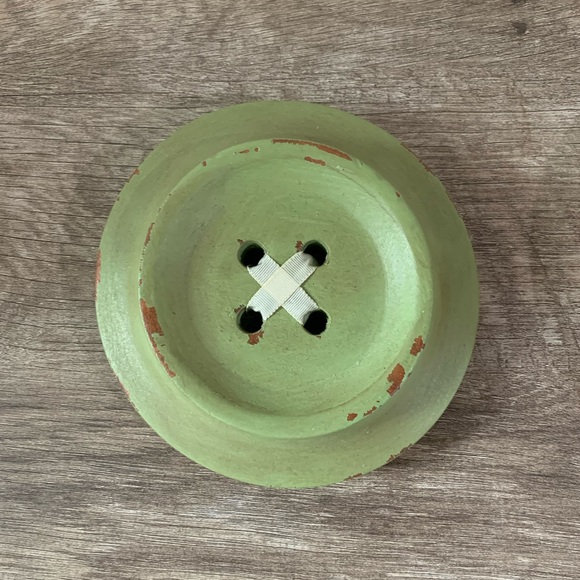 Red & Green Distressed Button Wall Decor - Picture 3 of 4